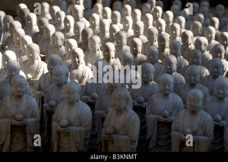 Stein-Jizo Statuen an den Hasedera-Tempel in Kamakura, Japan. Stockfoto