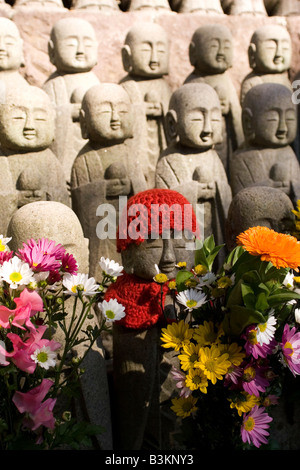 Stein-Jizo Statuen an den Hasedera-Tempel in Kamakura, Japan. Stockfoto