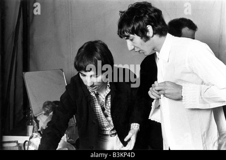DIE WHO Keith Moon auf der linken Seite und Pete Townshend im Jahr 1967 mit Manager Kit Lambert im Hintergrund Stockfoto