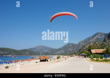 Ein Gleitschirmflieger fliegt über dem Strand in Oludeniz, Provinz Mugla, Türkei. Stockfoto