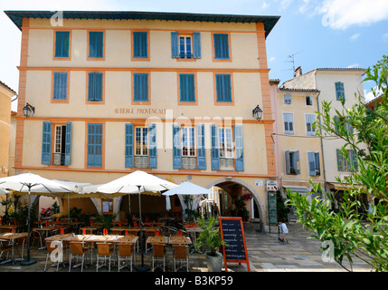 Platzieren des Arkaden Valbonne - dem zentralen Platz des Dorfes. In modernen Worten, die "Innenstadt" bezeichnen würde Stockfoto