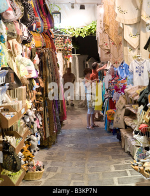 Touristen am Souvenir Markt, Lindos, Rhodos, Griechenland Stockfoto