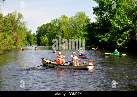 Ein paar in einer kleinen Rudern Shell-Verknüpfung der Kajakfahrer auf der Dismal Swamp-Kanal während der 3. Mai 2008 Paddel für den Rahmen Stockfoto