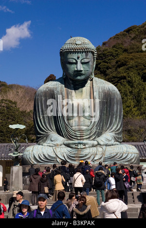 Menschen an der großen Buddha-Statue am Kotoku im Tempel in Kamakura, Japan. Stockfoto