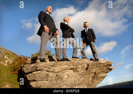 DREI MITGLIEDER DES CHORS FRONCYSYLLTE MÄNNERSTIMME BLICK ÜBER DAS TAL VON LLANGOLLEN IN DER NÄHE VON WREXHAM NORDWALES UK SEP 2007 Stockfoto