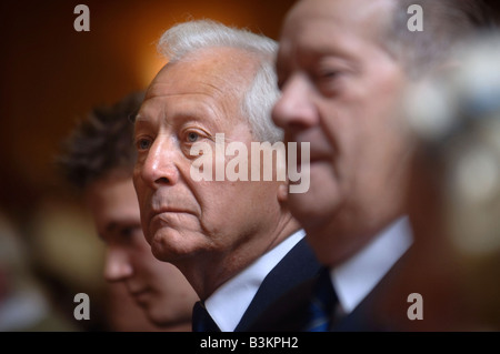 MITGLIEDER DES CHORS FRONCYSYLLTE MÄNNLICHE STIMME ZUHÖREN, UM IHRE ZWEITE ALBUM STIMMEN DER ZUGABE TAL IN DER NÄHE VON WREXHAM NORDEN WALE Stockfoto