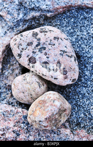 Steinchen auf einer Fläche von großen Felsen Stockfoto