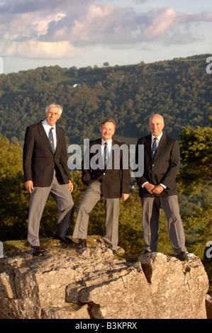 DREI MITGLIEDER DES FRONCYSYLLTE MÄNNLICHEN STIMME CHOR IN DAS TAL DER LLANGOLLEN IN DER NÄHE VON WREXHAM NORDWALES UK SEP 2007 Stockfoto