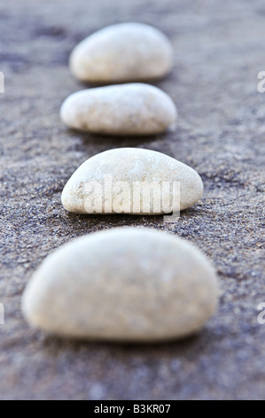 Steinchen auf einer Fläche von großen Felsen Stockfoto