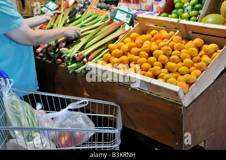 Im Inneren des Einzelhandels von Calcott Hall werden Produkte ausgestellt, die sich als Shopper und Trolley-Self-Service-Auswahl von Rhabarber Brentwood Essex England UK präsentieren Stockfoto