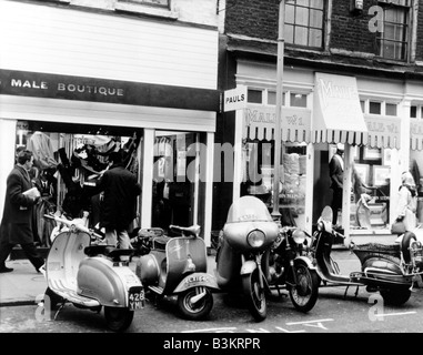 CARNABY STREET Boutiquen im Jahr 1965 mit Mod Roller parkten außerhalb Stockfoto