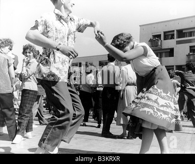 JIVERS an der Strandpromenade in Calais angekommen nur auf einer speziellen Fähre von Dover die Bands an Bord hatte 1957 Stockfoto