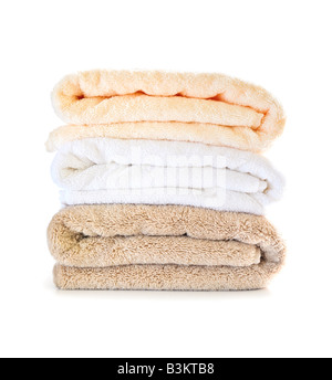 Stapel von weiche Handtücher isoliert auf weißem Hintergrund Stockfoto