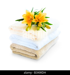 Stapel von weiche Handtücher isoliert auf weißem Hintergrund Stockfoto