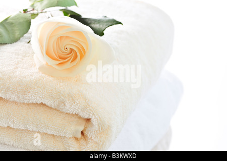 Stapel von weichen Luxuxtücher mit frischen Blumen Stockfoto