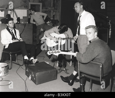 CLIFF RICHARD in den EMI-Recording-Studios in Abbey Road, London, 1961.  Siehe Beschreibung unten für Identitäten Stockfoto