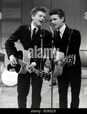 EVERLY BROTHERS uns pop-Duo im April 1960 mit Phil auf der linken Seite und Don Stockfoto