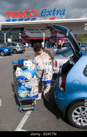 Tesco Extra Supermarkt Parkplatz Kunde Store Laden einkaufen in Auto aus trolley Stockfoto