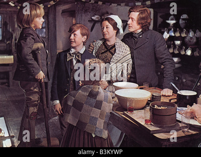 SCROOGE 1970 Zentrum Kinofilm mit David Collings rechts als Bob Cratchit und Frances Cucka als seine Frau Stockfoto