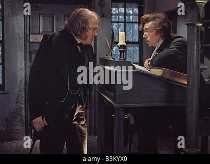 SCROOGE 1970 Zentrum Kinofilm mit Albert Finney auf der linken Seite als Scrooge und David Collings als Bob Cratchit Stockfoto