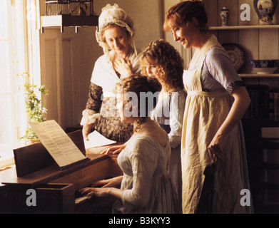 Sinn und Sinnlichkeit 1995 Columbia Film mit Emma Thompson auf der linken Seite, Kate Winslet am Klavier und Gemma Jones in Motorhaube Stockfoto