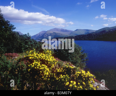 Blick auf Mount Snowdon aus über Llyn Padarn in der Nähe von Llanberis in Snowdonia-Nationalpark Stockfoto