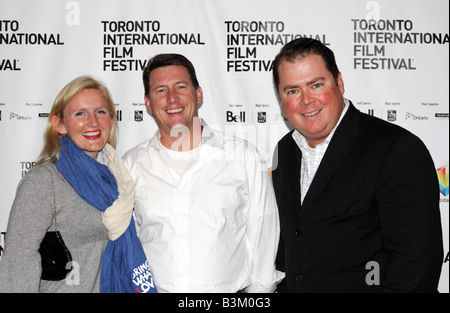 Teilnehmer des Toronto International Film Festival posiert vor dem Plakat Bord am Dundas Square Stockfoto