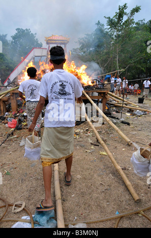 Masse Einäscherung Zeremonie, Klungkung, Bali, Indonesien Stockfoto