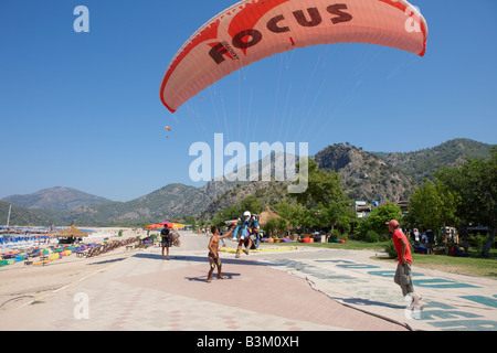 Tandem Gleitschirm landen in Oludeniz Dorf. Provinz Mugla, Türkei. Stockfoto