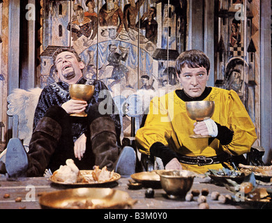 BECKET 1964 Paramount Film mit Peter O'Toole auf der linken Seite als Heinrich II. und Richard Burton als Thomas ein Becket Stockfoto