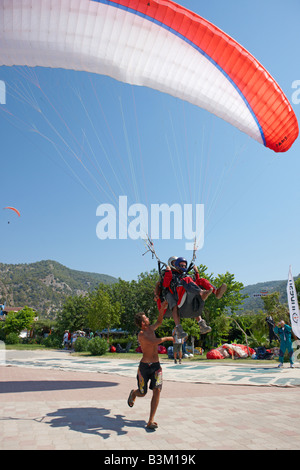 Tandem Gleitschirm landen in Oludeniz Dorf. Provinz Mugla, Türkei. Stockfoto