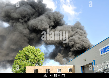 Feuer in Fabrik-Einheit Basildon, Essex Stockfoto