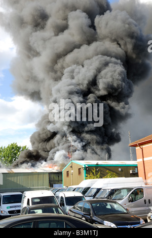 Feuer in Fabrik-Einheit Basildon, Essex Stockfoto