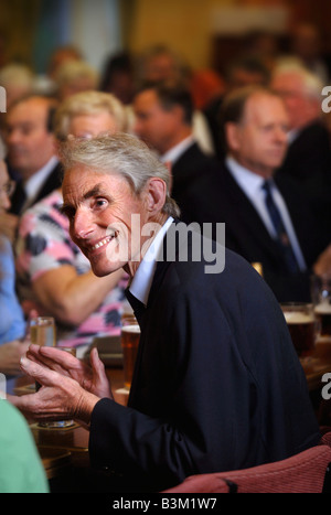 MITGLIED DER FRONCYSYLLTE MÄNNERCHOR ANHÖREN ENCORE IHRE ZWEITE ALBUM VOICES IM TAL IN DER NÄHE VON WREXHAM NORD WAL Stockfoto