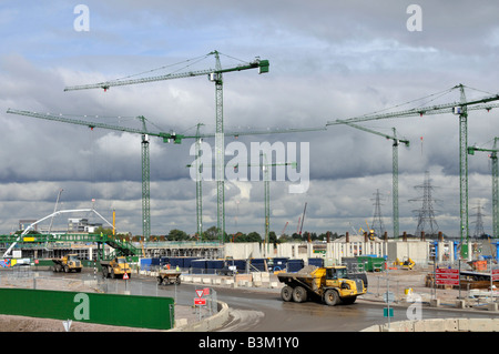 Stratford East London 2012 Baustelle des Olympiastadions September 2008 schwere, erdbewegende Kipper große Ansammlung von Turmkränen Stockfoto