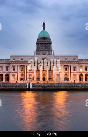 Das Custom House auf den Fluss Liffey in der Abenddämmerung, Dublin, Irland Stockfoto