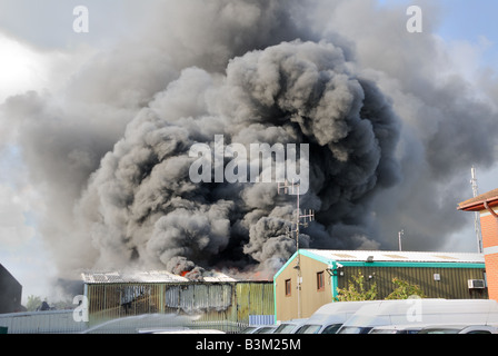 Feuer in Fabrik-Einheit Basildon, Essex Stockfoto