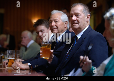 MITGLIEDER DER FRONCYSYLLTE MÄNNLICHEN STIMME CHOR HÖRT IHRE ZWEITE ALBUM STIMMEN DER ZUGABE TAL IN DER NÄHE VON WREXHAM NO ANHÖREN Stockfoto