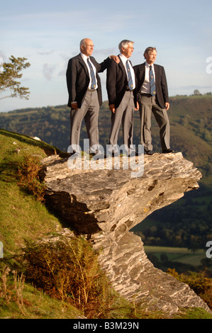 DREI MITGLIEDER DES CHORS FRONCYSYLLTE MÄNNERSTIMME BLICK ÜBER DAS TAL VON LLANGOLLEN IN DER NÄHE VON WREXHAM NORDWALES UK SEP 2007 Stockfoto