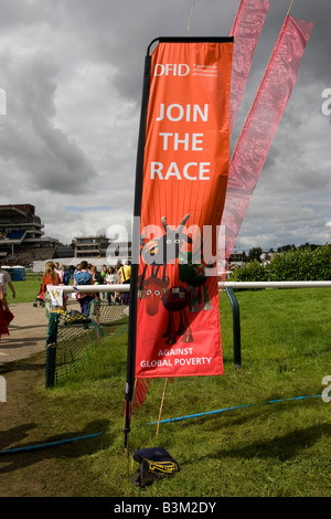 DFID Fahnen beitreten das Rennen gegen globale Armut Greenbelt 2008 Cheltenham UK Stockfoto