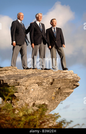 DREI MITGLIEDER DES CHORS FRONCYSYLLTE MÄNNERSTIMME BLICK ÜBER DAS TAL VON LLANGOLLEN IN DER NÄHE VON WREXHAM NORDWALES UK SEP 2007 Stockfoto