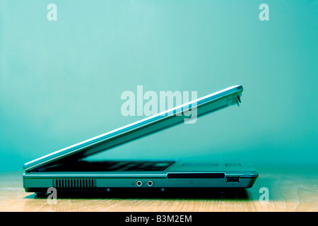 Laptop auf Holztisch hautnah Stockfoto