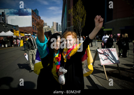 Die Dalai Lama s Besuch in Seattle 04 12 2008 Seattle Qwest Field zwei junge Frauen sagen Free Tibet während sie darauf warten auf das Ereignis zu st Stockfoto