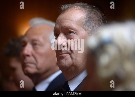 MITGLIEDER DER FRONCYSYLLTE MÄNNLICHEN STIMME CHOR HÖRT IHRE ZWEITE ALBUM STIMMEN DER ZUGABE TAL IN DER NÄHE VON WREXHAM NO ANHÖREN Stockfoto