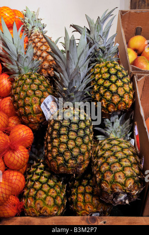 Nahaufnahme der Ananas Innenansicht im Calcott Hall Farm Shop Selbstbedienungs-Obstprodukte in der alten renovierten Scheune Brentwood Essex England Großbritannien Stockfoto