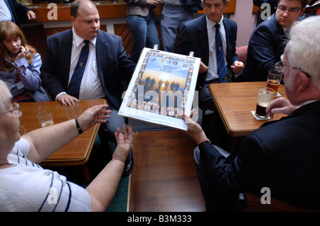 MITGLIEDER DES FRONCYSYLLTE MÄNNLICHEN STIMME CHOR PASSES UM EINE POSTER-VERSION IHRER ZWEITEN ALBUM STIMMEN DER TAL ZUGABE FÜR Stockfoto