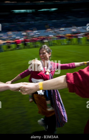 Die Dalai Lama s Besuch in Seattle 04 12 2008 Seattle Qwest Field Bewegungsmeditation Gruppenformen einen Kreis, der durch erstreckt Stockfoto