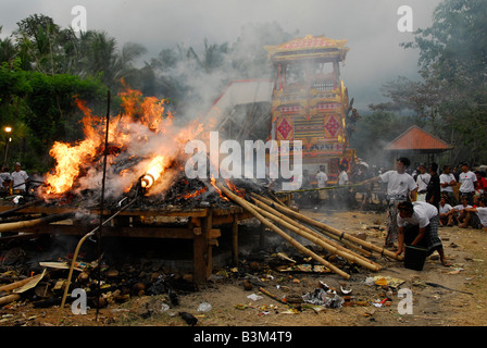 Masse Einäscherung Zeremonie, Klungkung, Bali, Indonesien Stockfoto