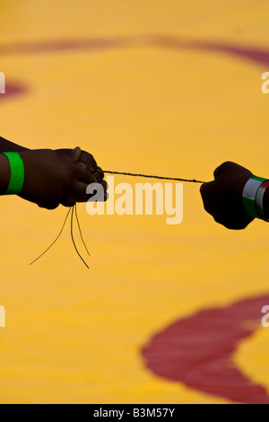 Die Dalai Lama s Besuch in Seattle 04 12 2008 Seattle Qwest Field zwei Mädchen aus Jugendbotschafter Krawatte Engagement Armbänder Stockfoto