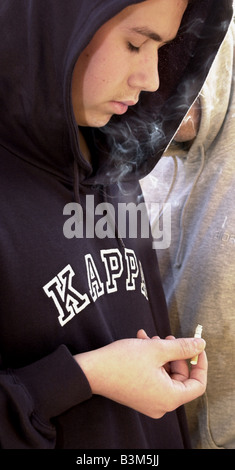 Hoodies Hoodys Jugendliche Kinder Banden Modell veröffentlicht Zigarettenrauchen Stockfoto